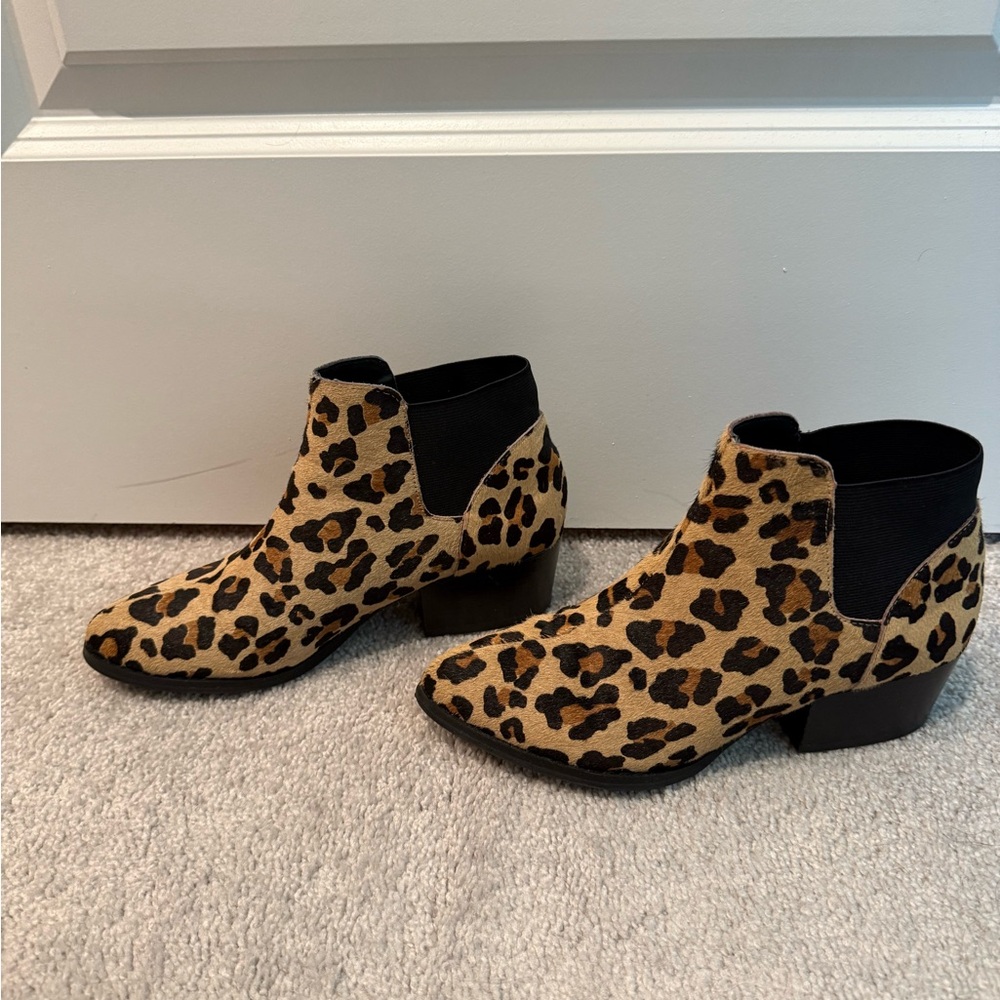 Steve Madden Brown and Black Ankle Boots Sleek Modern Design